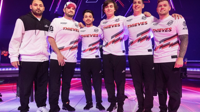 100 Thieves Esports sopar banan med KRÜ efter att ha vunnit varje runda på kartan Split