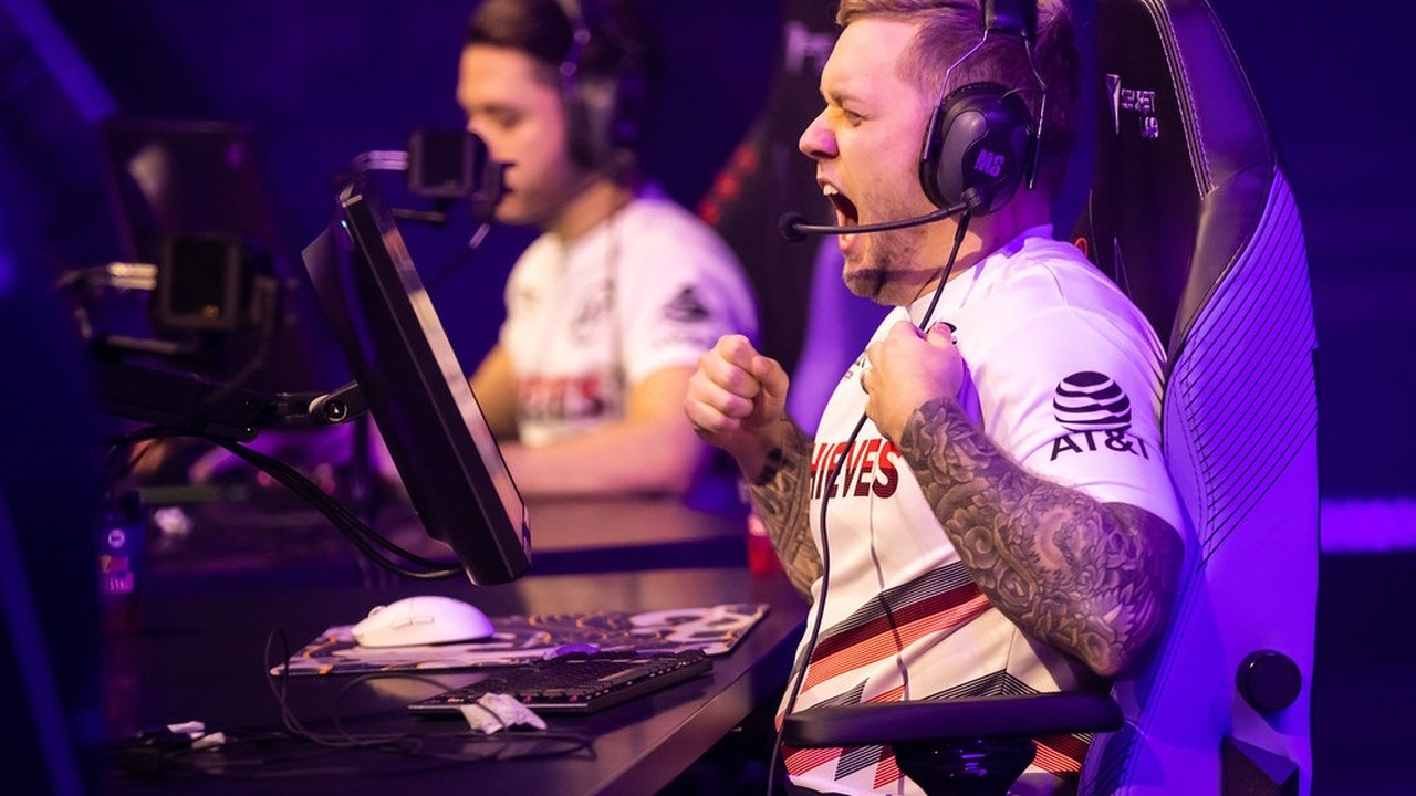 En 100 Thieves-spelare firar vid sin turneringsdator