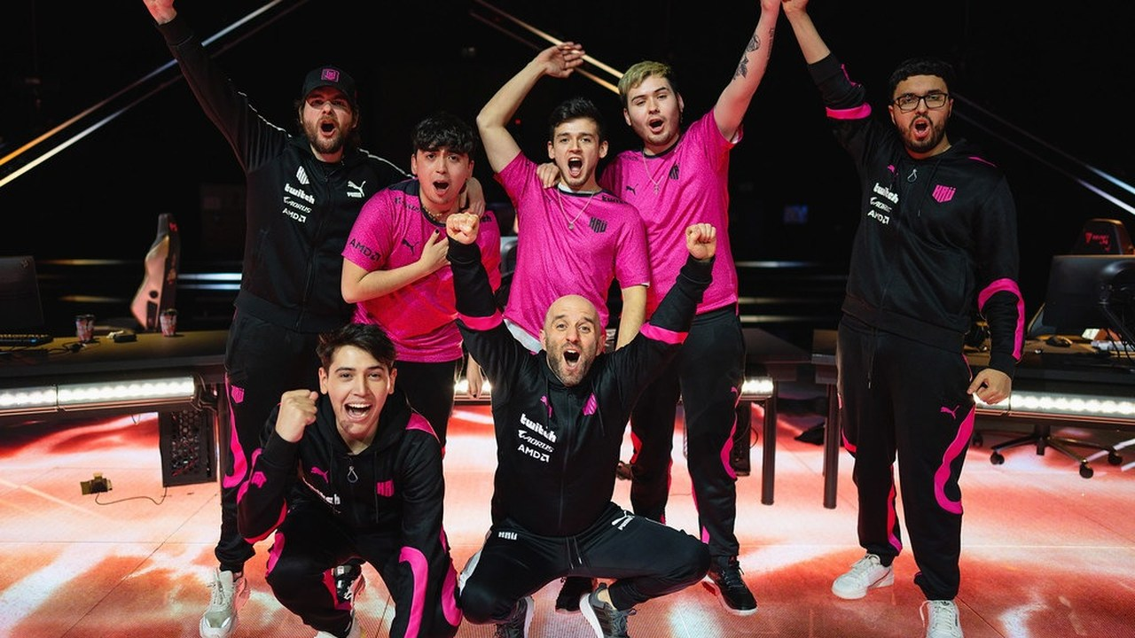 KRU Esports Valorant-spelare firar tillsammans efter en match
