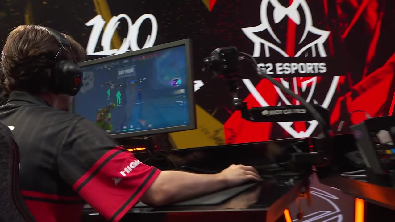 100 Thieves-spelare vid en matchstation