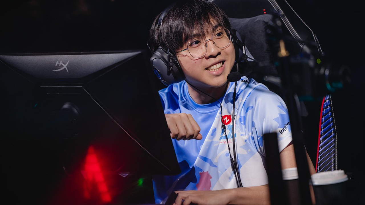 En Bilibili Gaming-spelare sitter vid sin scen-dator