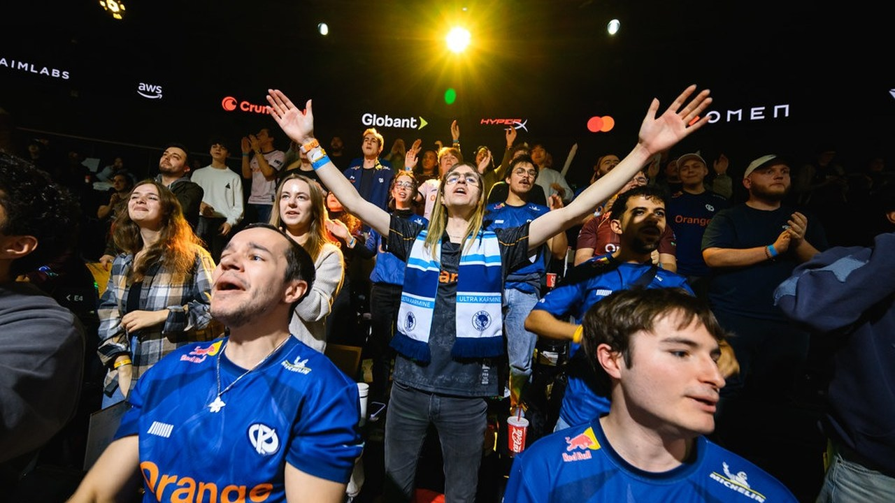 Karmine Corp GC-spelers zitten samen tijdens een toernooi