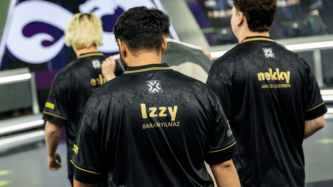 Izzy стоит с товарищами по Eternal Fire Esports