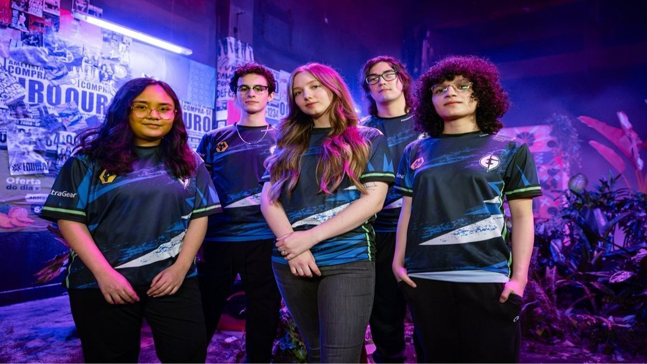 En tidigare Evil Geniuses GC-uppställning står tillsammans