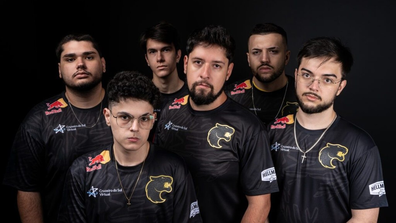 FURIA Academy Valorant-spelare står tillsammans i lagtröjor