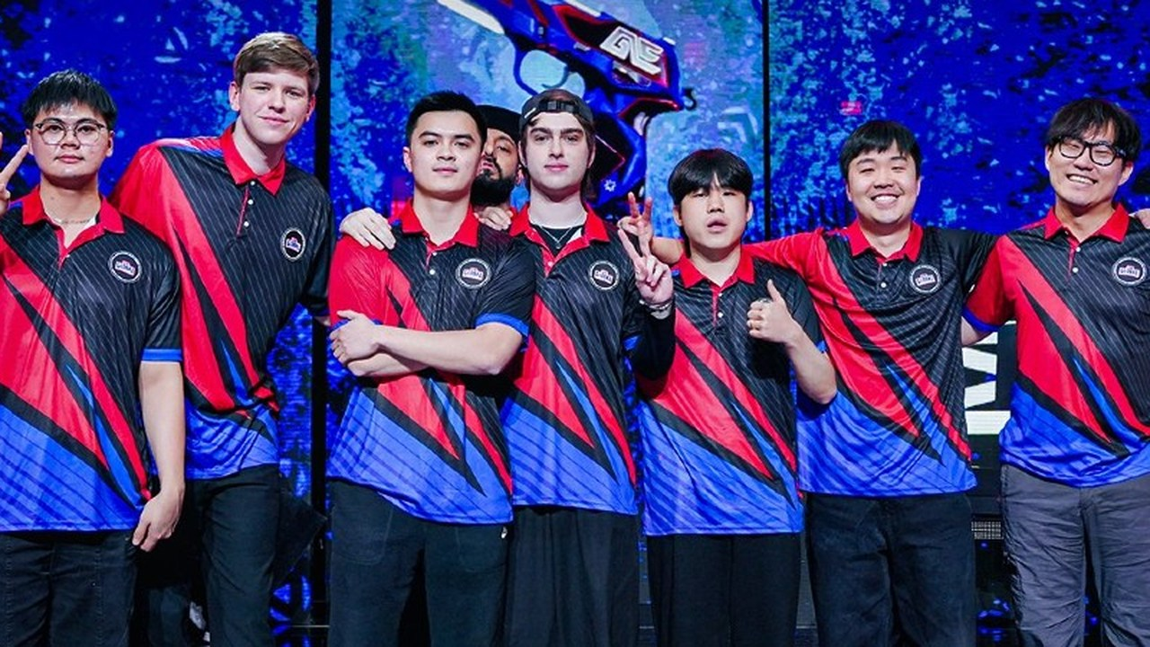 Global Esports spelare och personal poserar tillsammans på en Valorant-scen