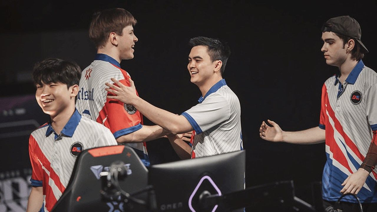 Fyra Global Esports-spelare firar bredvid sina spelstationer