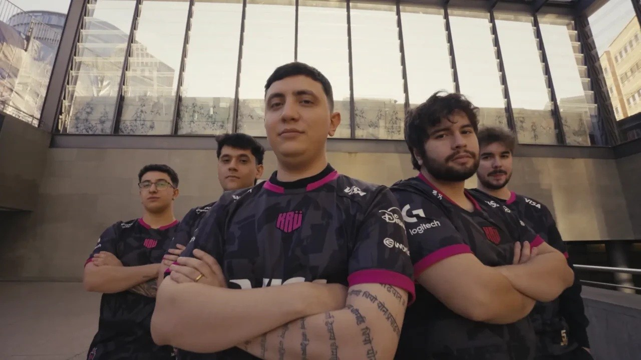 Les joueurs Valorant de KRÜ posent ensemble en maillots d'équipe