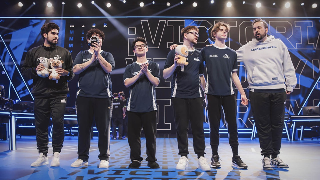MIBR Valorant-spelare och personal står tillsammans på VCT-scenen
