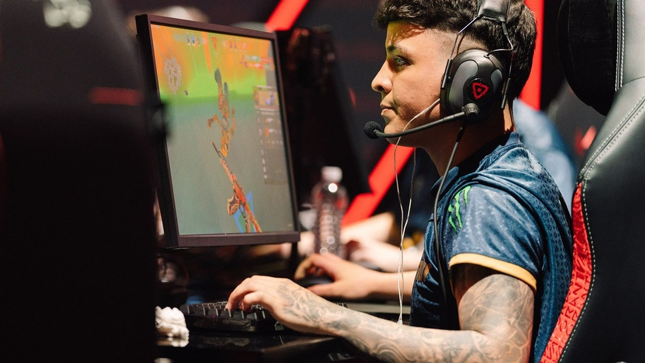 En MIBR-spelare tävlar vid en Valorant-turneringsdator