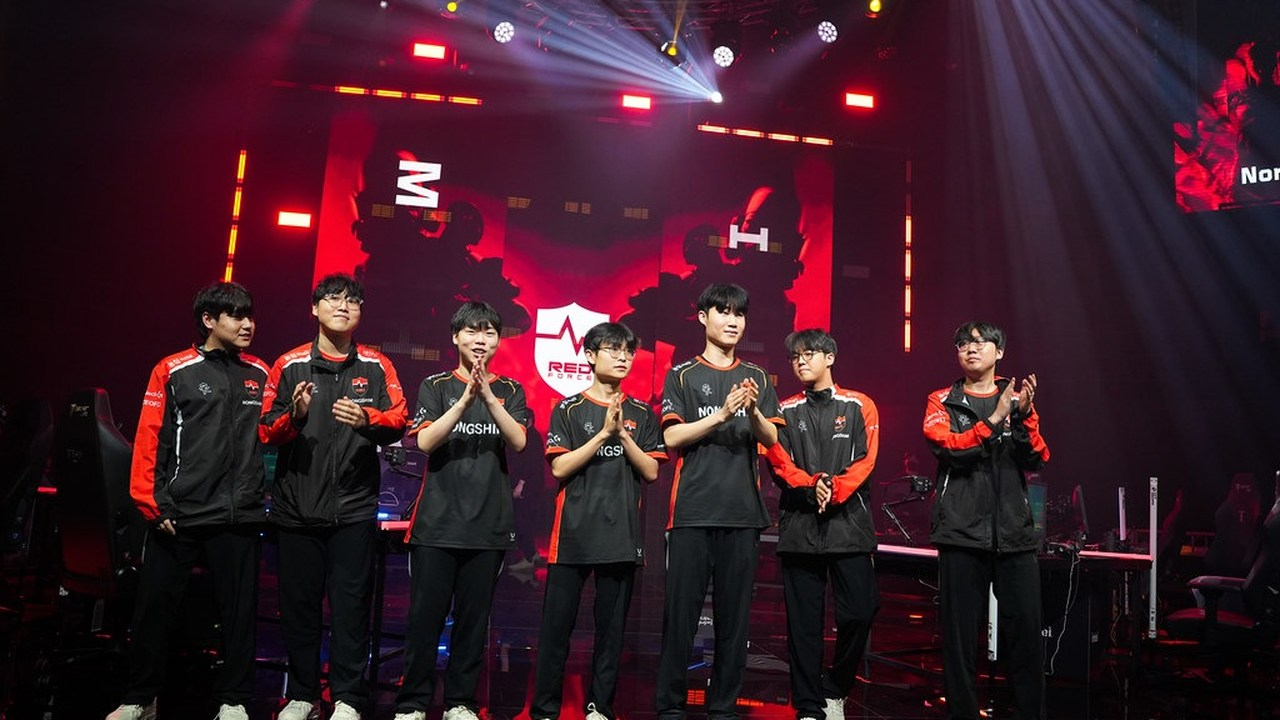 Игроки Nongshim RedForce аплодируют на сцене Valorant