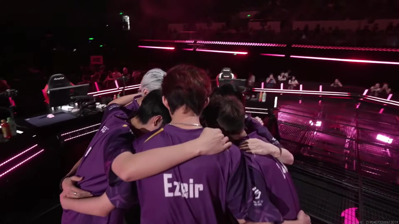 Nova Esports spelare samlar sig i en grupp på VCT China-scenen