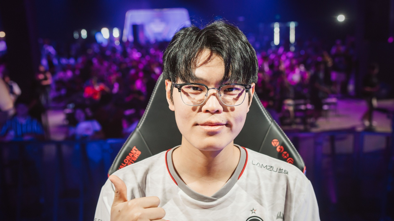 Nova Esports spelaren cb på ett Valorant-event