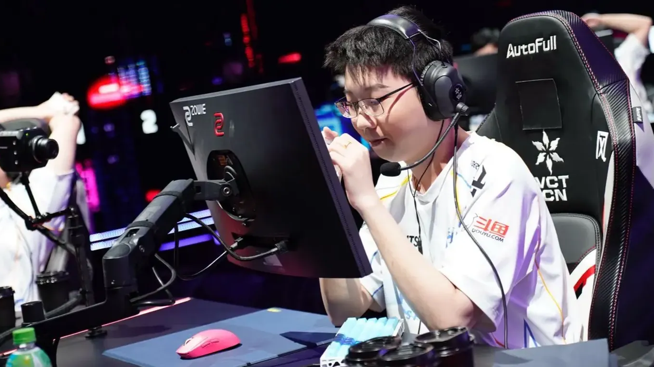 Två Trace Esports-spelare sitter vid sina datorer på VCT China-scenen