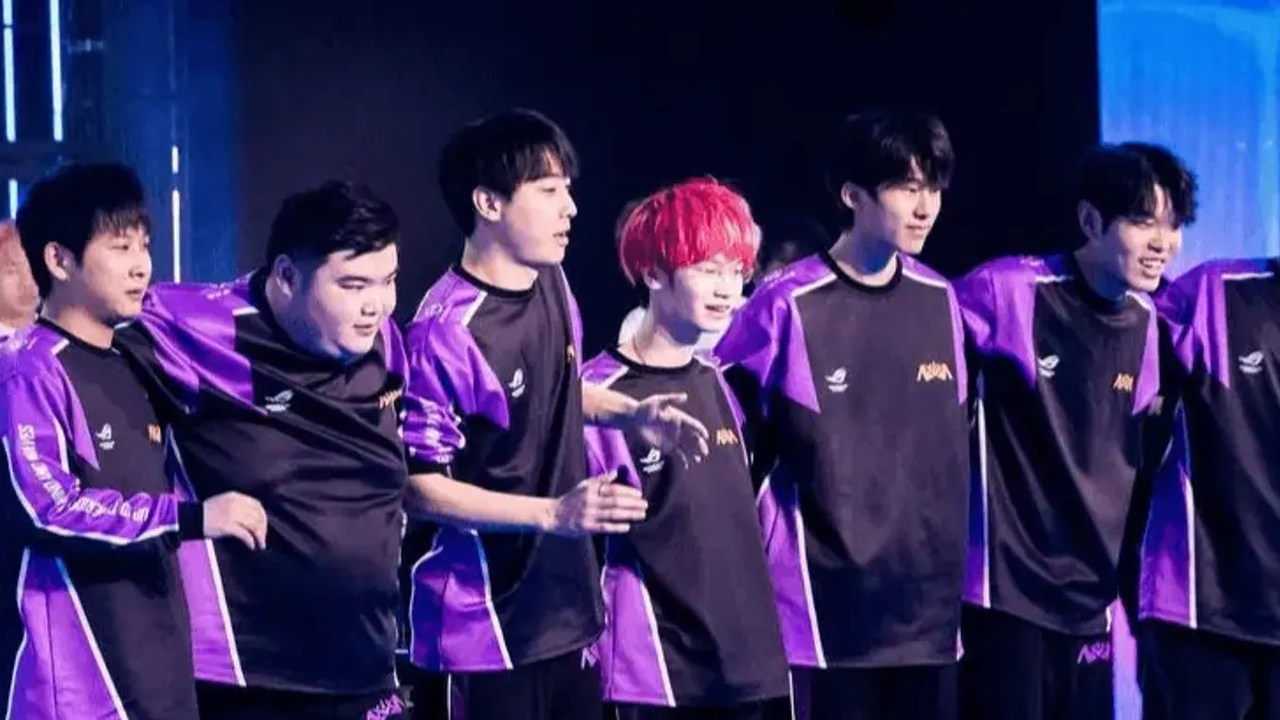Les joueurs de Nova Esports Valorant posent ensemble sur scène