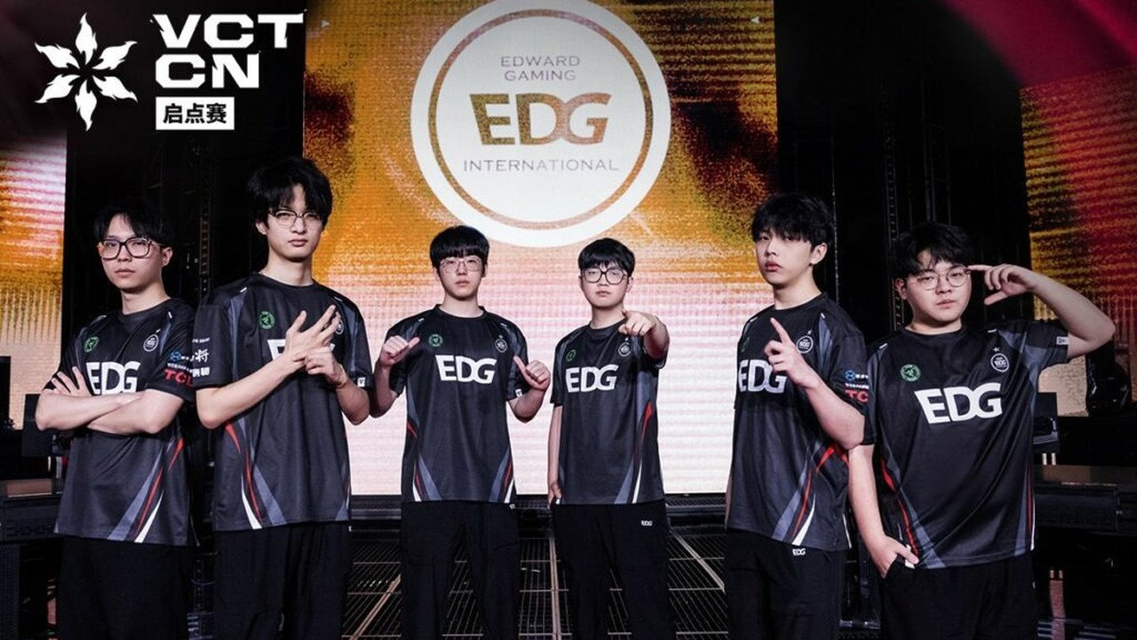 Les joueurs d'EDward Gaming Valorant se tiennent en ligne