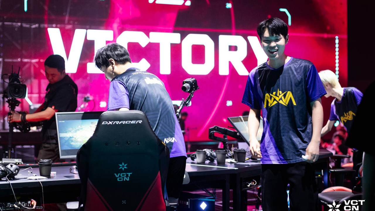 Les joueurs de Nova Esports Valorant célèbrent à leurs postes