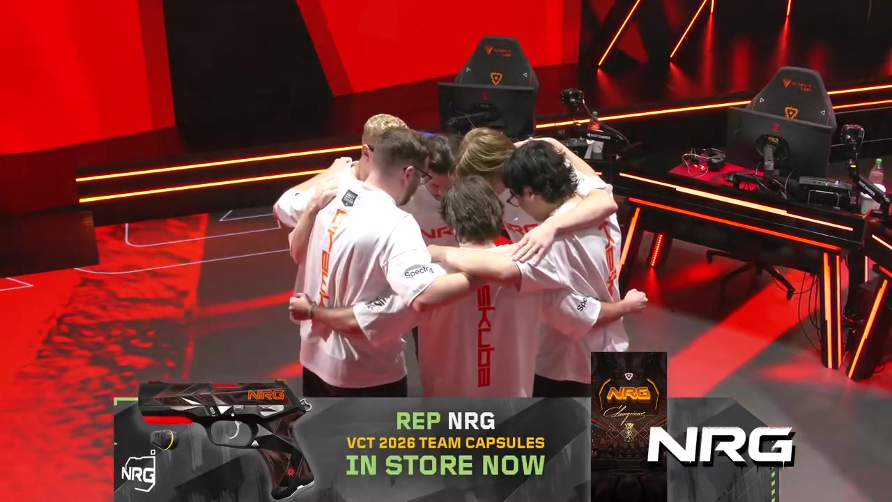NRG-spelare samlas i en klunga innan de möter MIBR