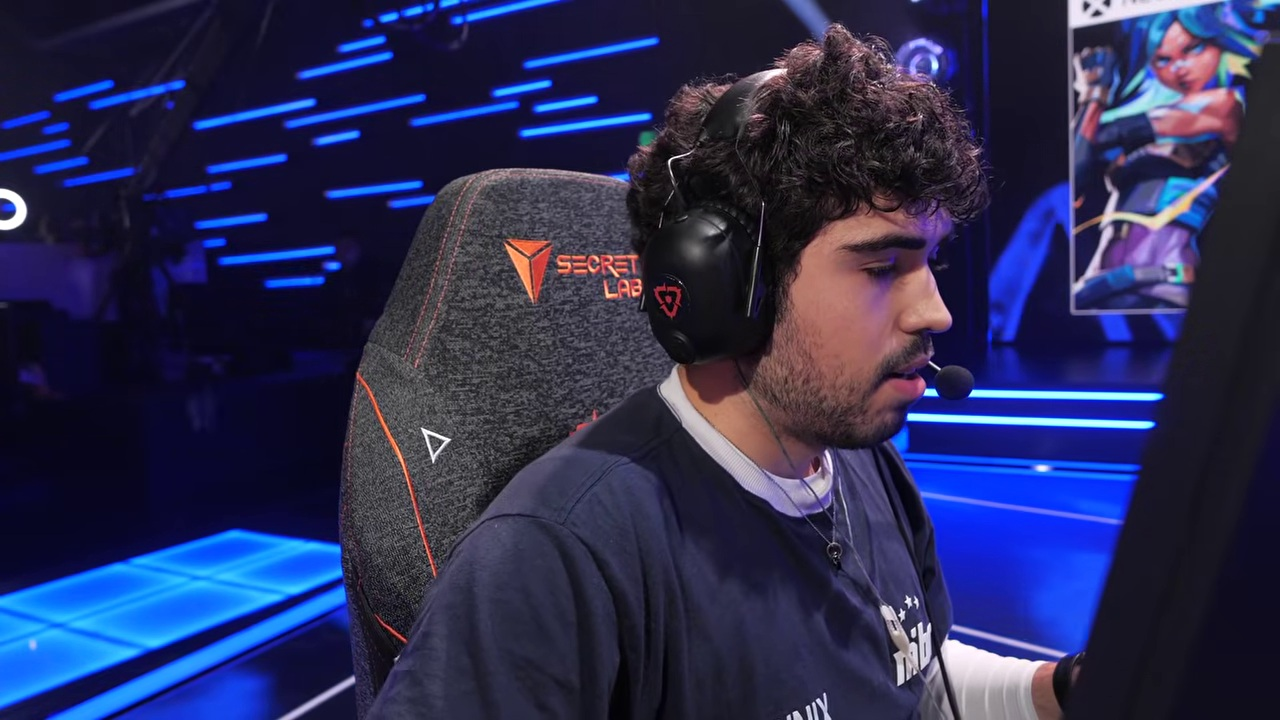 MIBR-spelare sitter vid sin dator under VCT Americas-matchen mot NRG