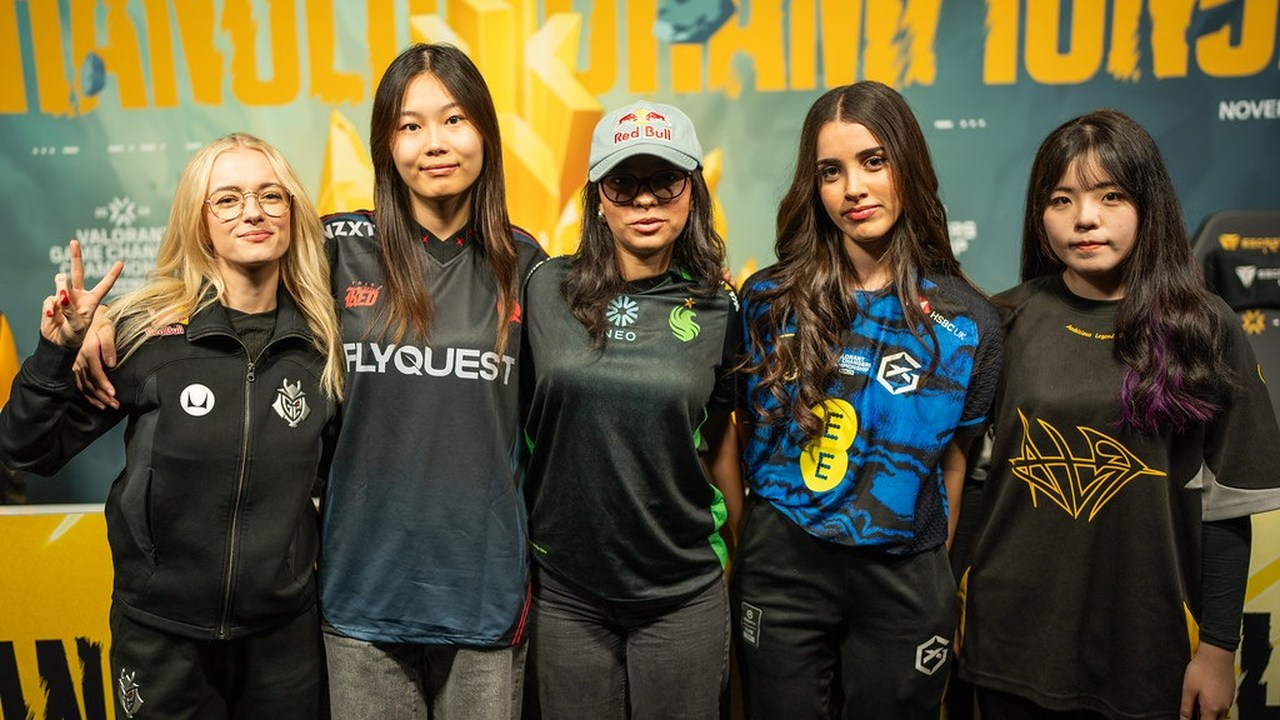 GIANTX GC-spelers staan samen bij een Valorant-evenement