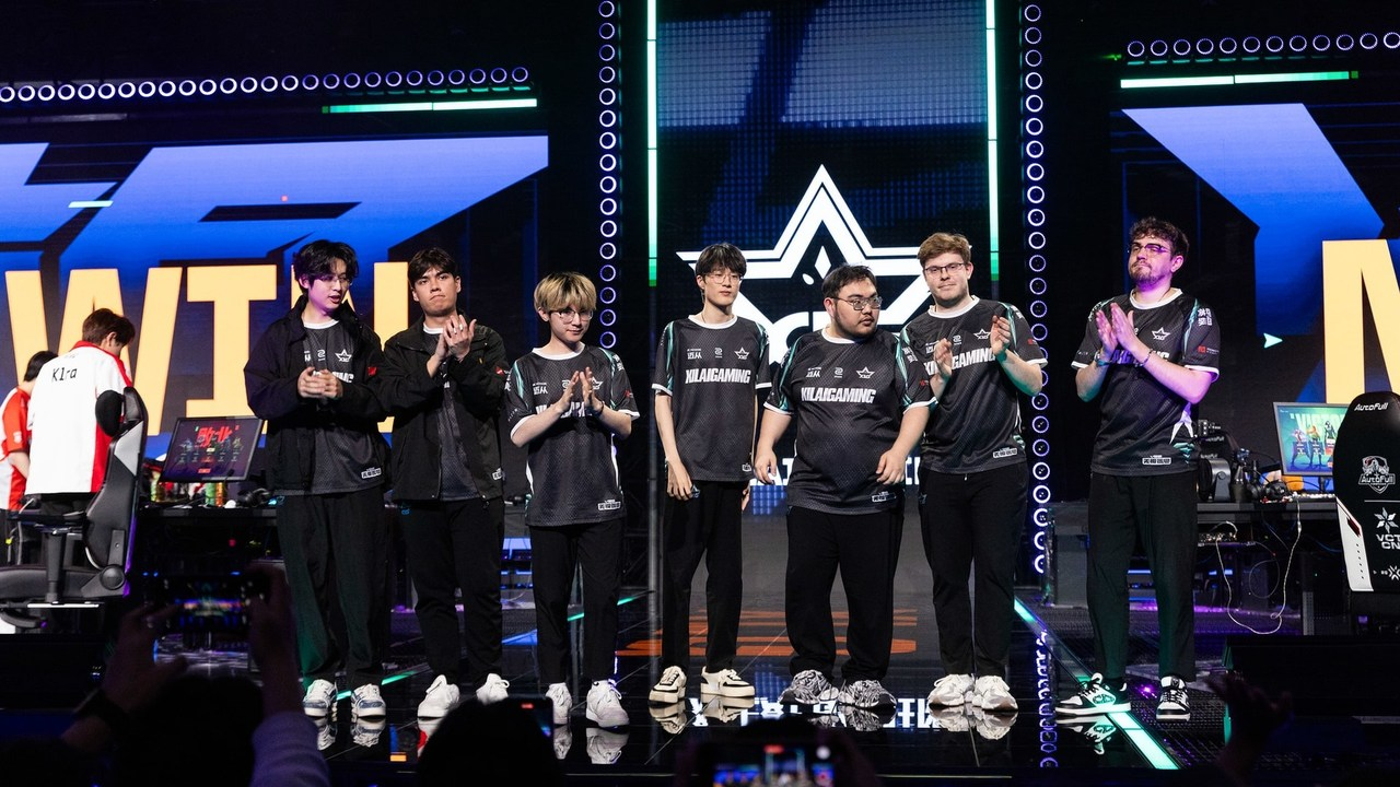 Les joueurs de Xi Lai Gaming sur Valorant applaudissent ensemble sur une scène de tournoi