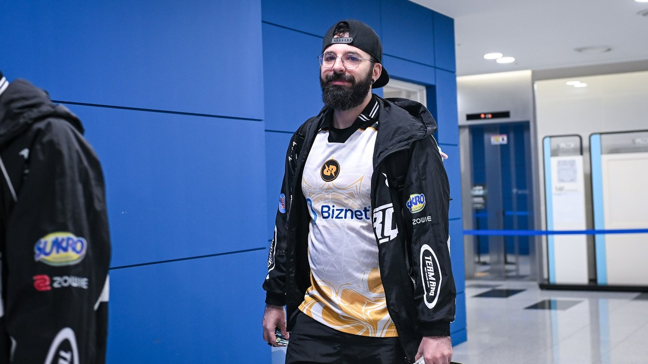 Un joueur Valorant de RRQ traverse le lieu du tournoi