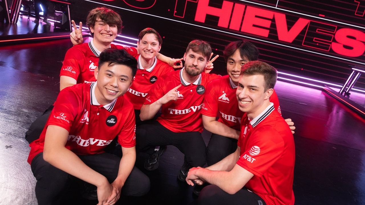 Les joueurs Valorant de 100 Thieves posent ensemble sur scène