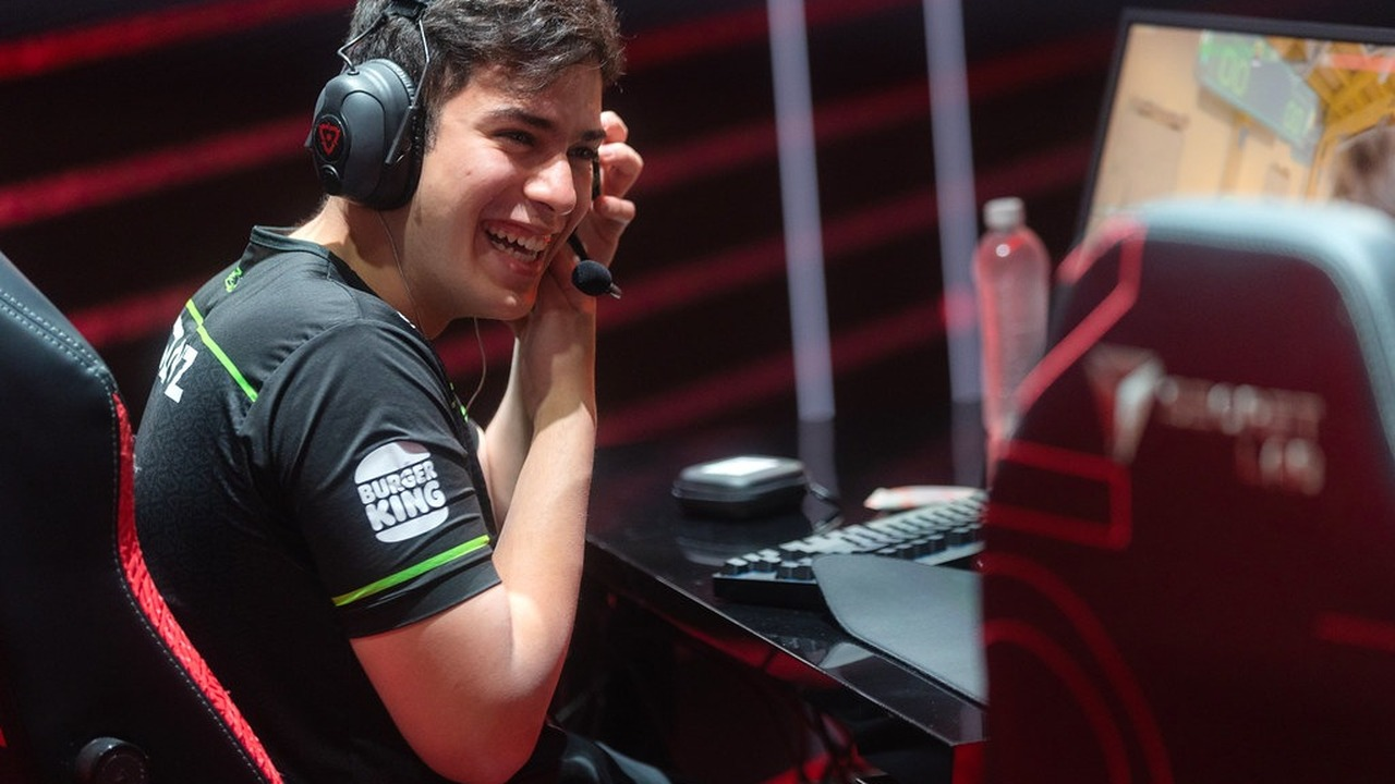 Les joueurs Valorant de LOUD se tiennent ensemble en maillots noirs
