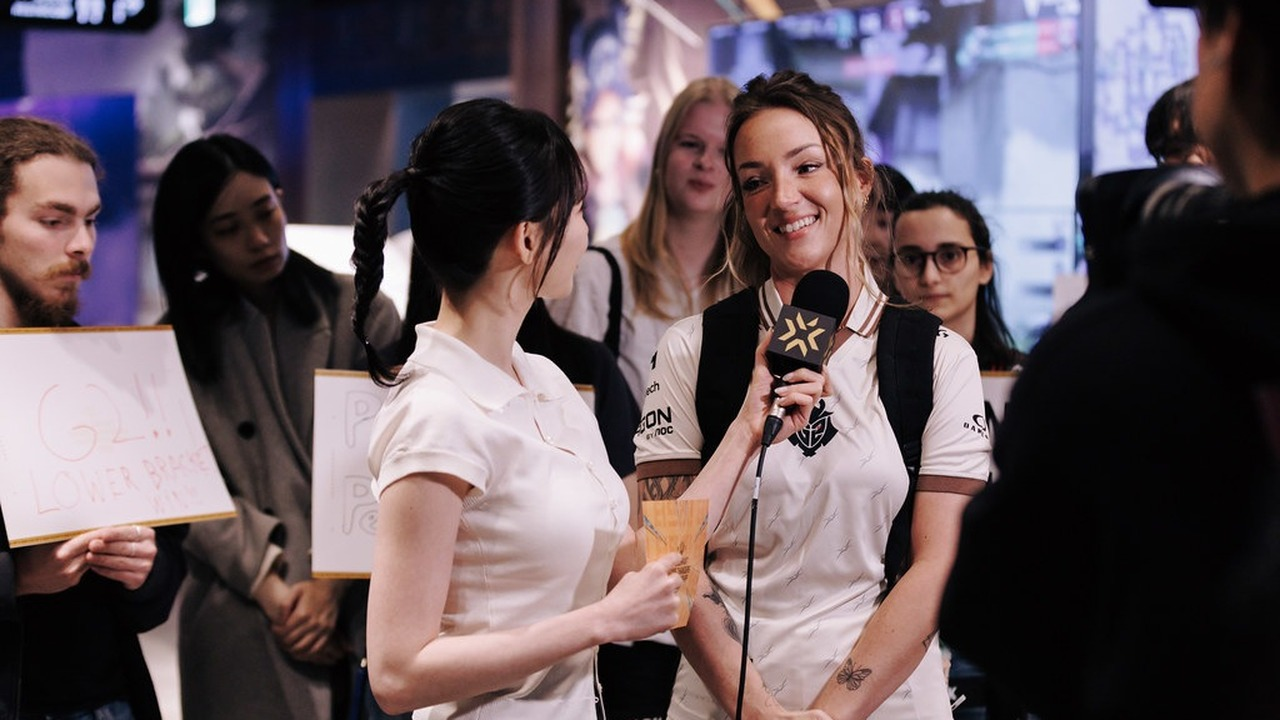En Valorant Game Changers-deltagare talar under en eventintervju