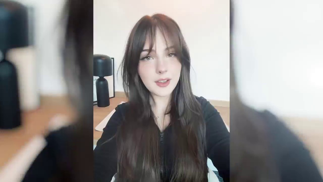 Cloud9 GC-speler Sarie spreekt tijdens de rosteraankondiging van het team