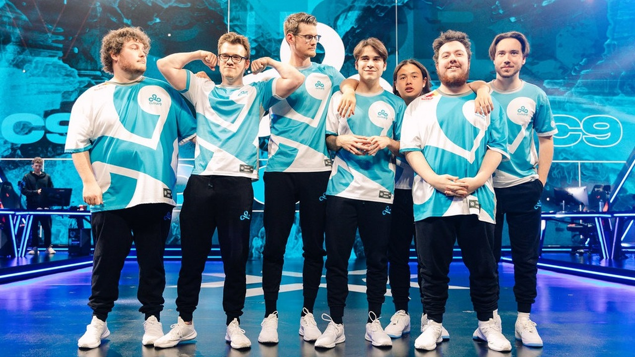 Cloud9 Valorant-spelers staan samen bij een live-evenement