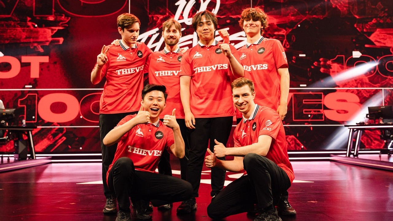 100 Thieves Valorant-spelers staan samen op het podium