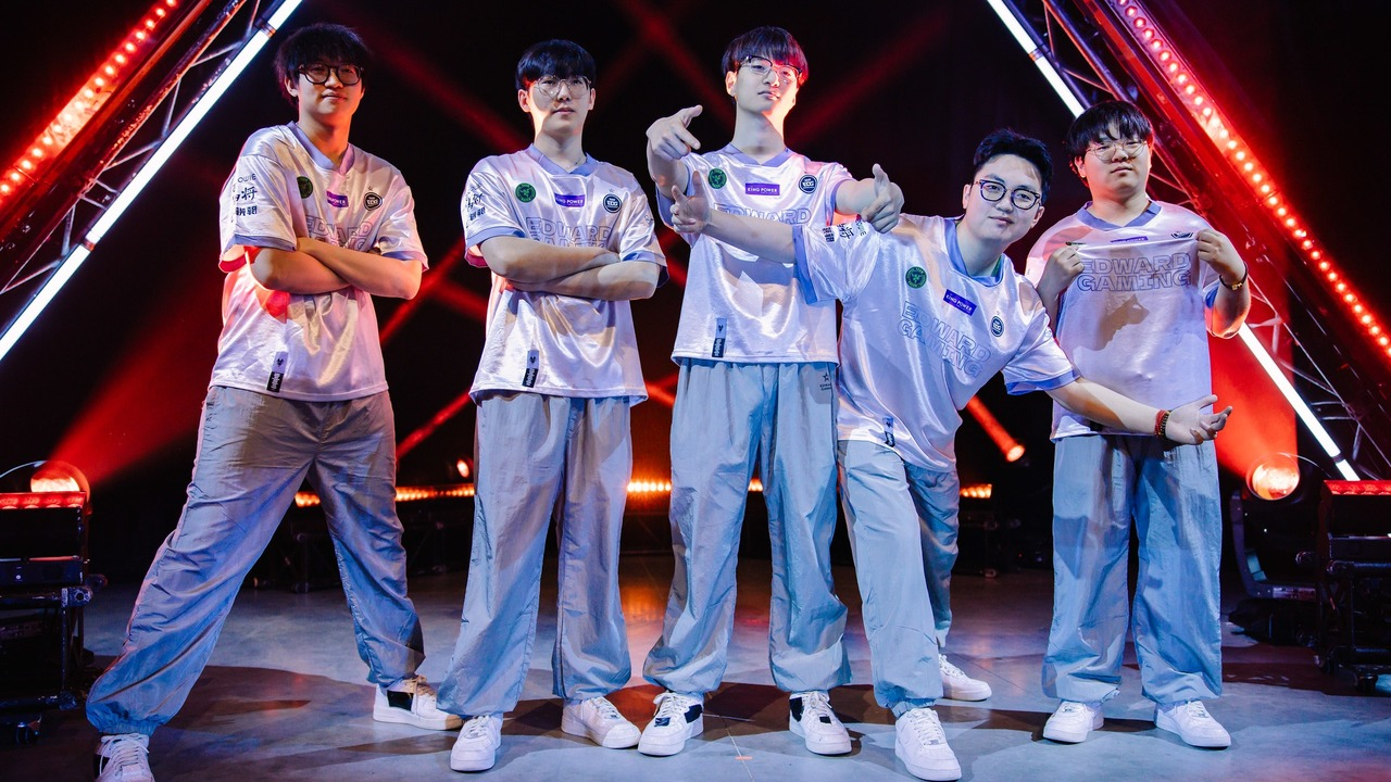 Les joueurs Valorant d'EDward Gaming posent ensemble sur une scène de tournoi
