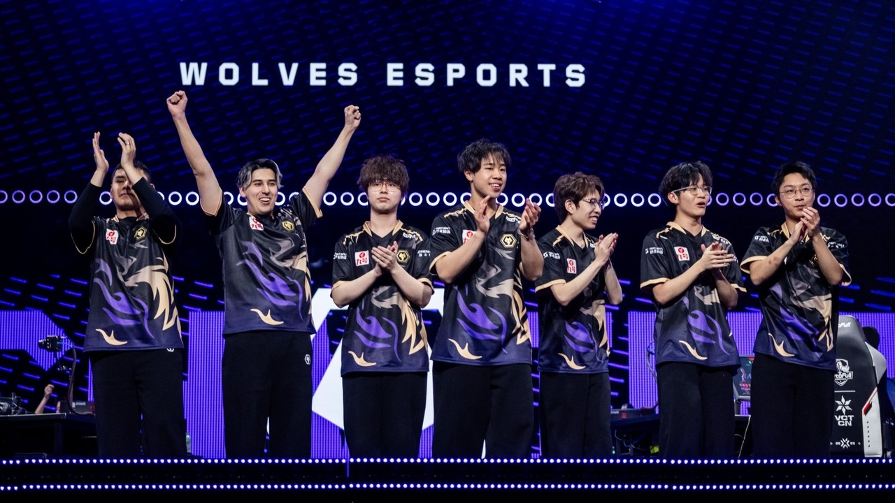 Les joueurs Valorant de Wolves Esports célèbrent ensemble sur scène