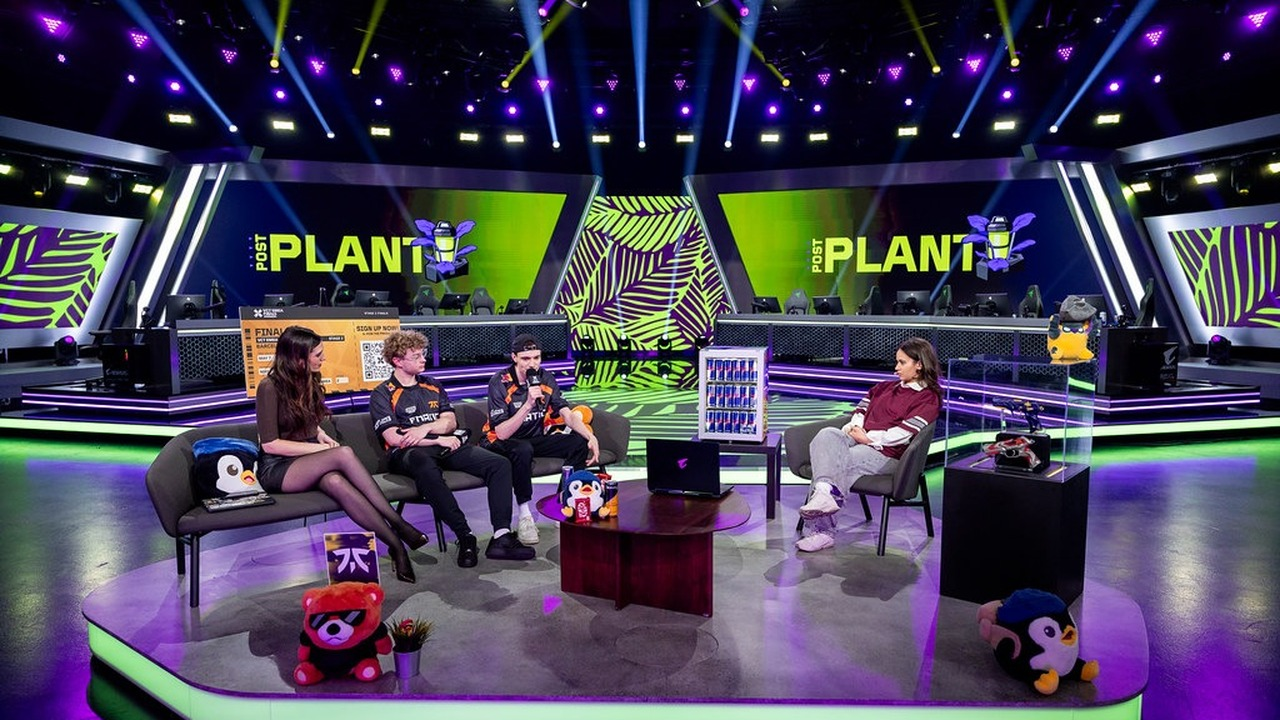 En FNATIC Valorant-spelare står på ett live-event