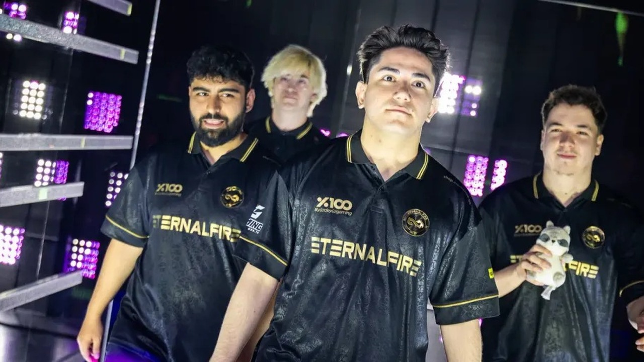 Les joueurs d'Eternal Fire Valorant montent ensemble sur la scène