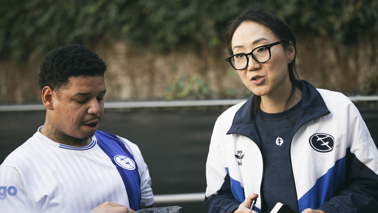 Evil Geniuses-spelaren dgzin står bredvid coachen potter