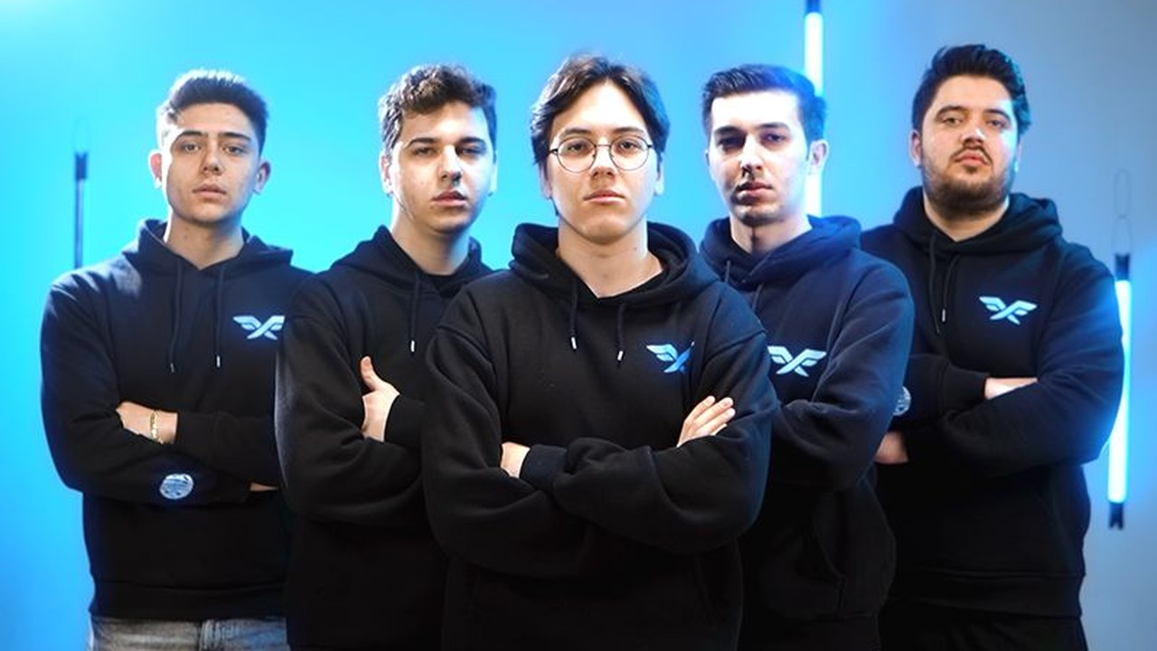Fire Flux Valorant-spelare poserar tillsammans i lagkläder