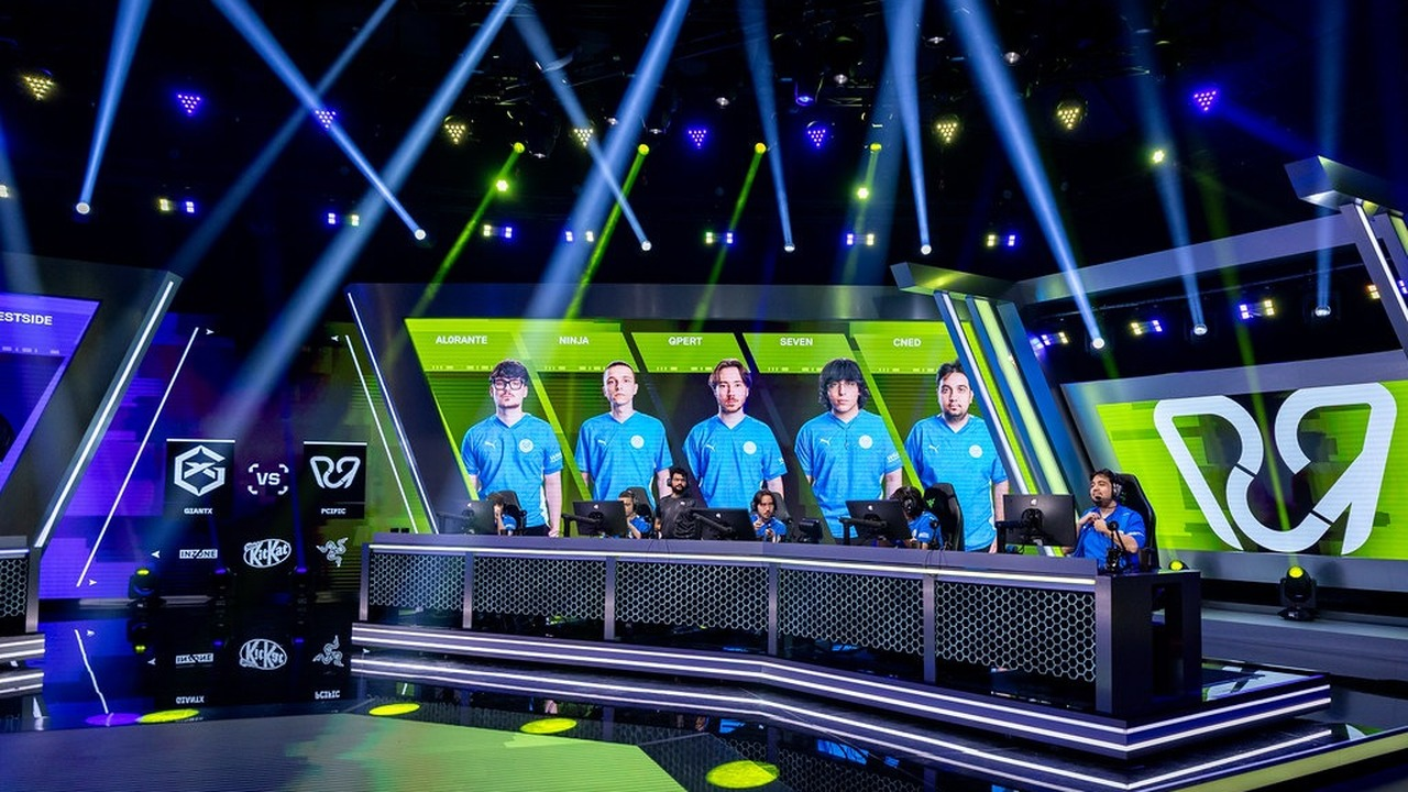 PCIFIC Valorant-spelare står tillsammans på ett liveevent