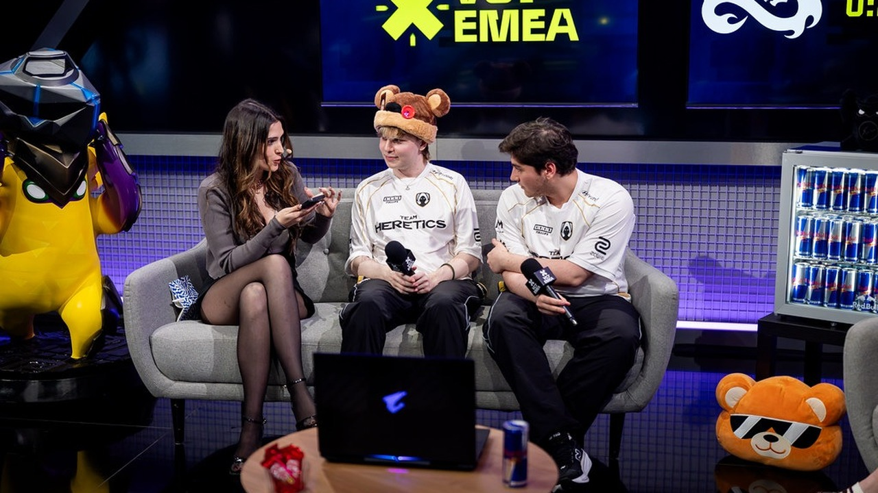 Les joueurs de Team Heretics Valorant posent ensemble sur scène