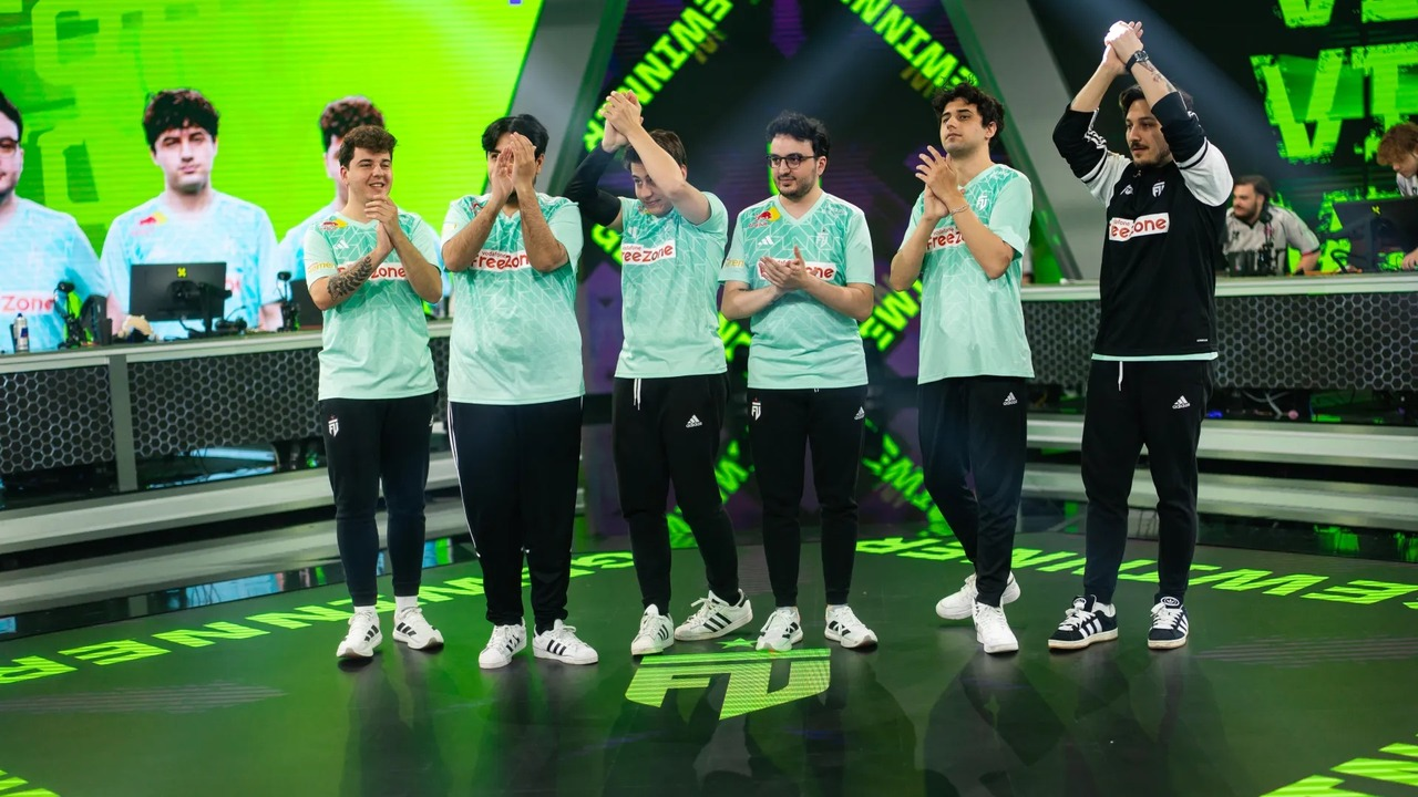 Les joueurs de FUT Esports Valorant célèbrent ensemble sur scène