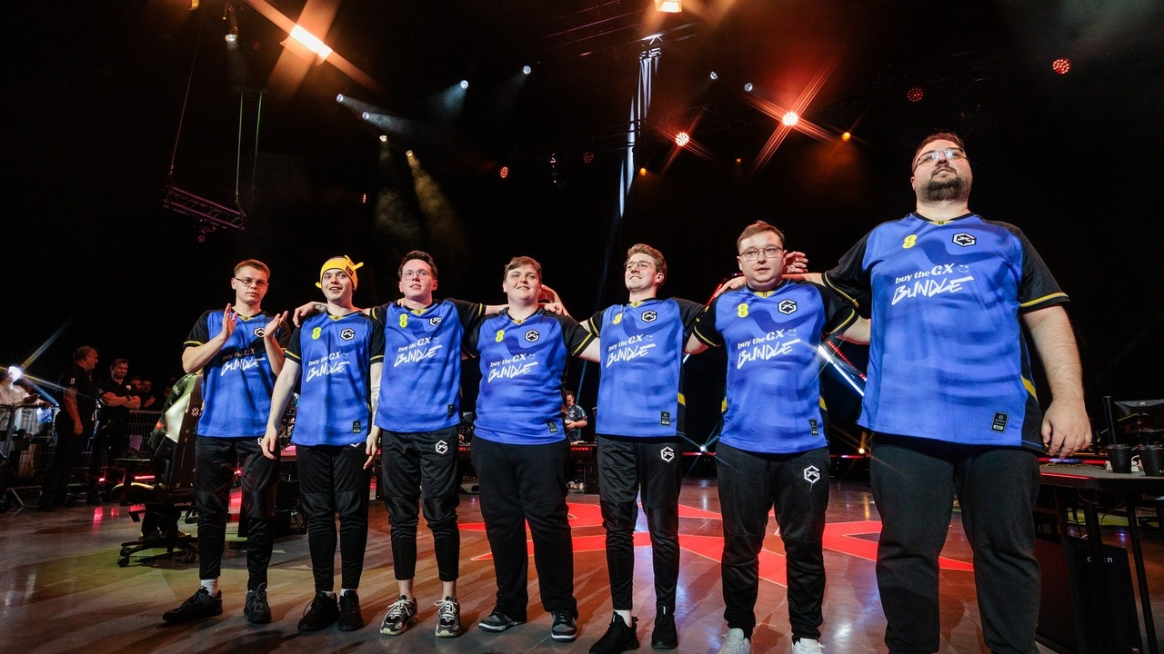 Les joueurs de GIANTX Valorant posent ensemble sur scène