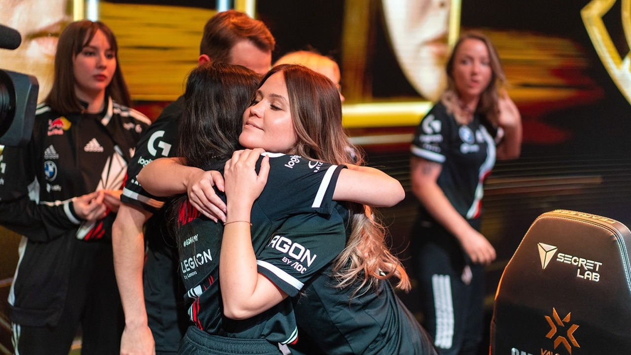 Deux joueuses de G2 Gozen se prennent dans les bras après un match
