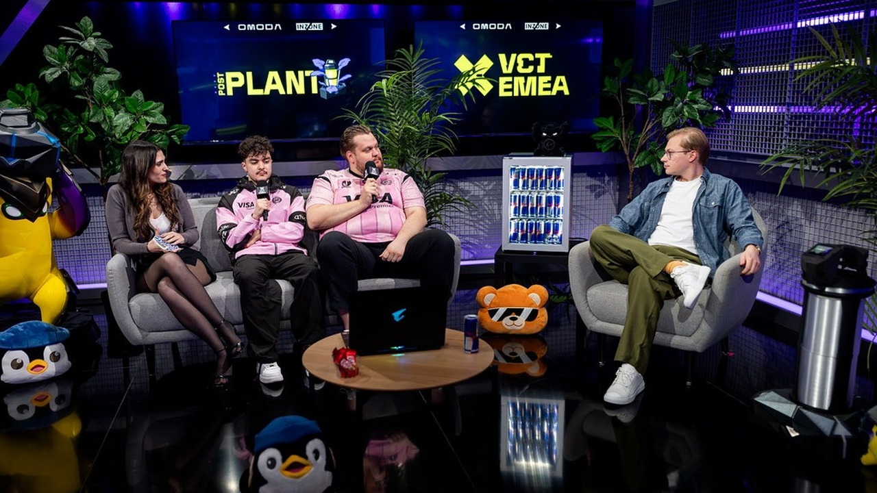 Gentle Mates Valorant-spelare sitter tillsammans under en scenintervju