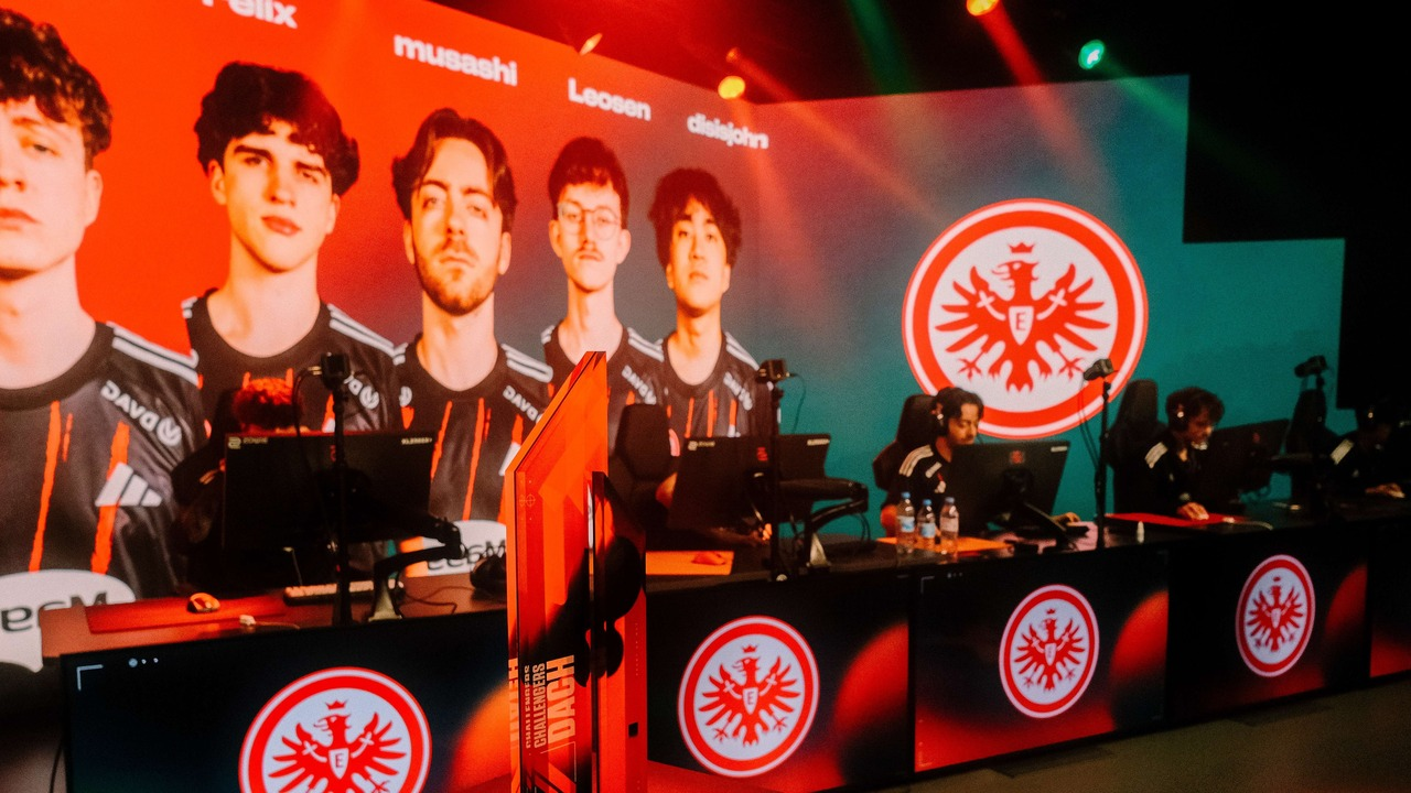 Eintracht Frankfurt Valorant-spelare står tillsammans på ett event