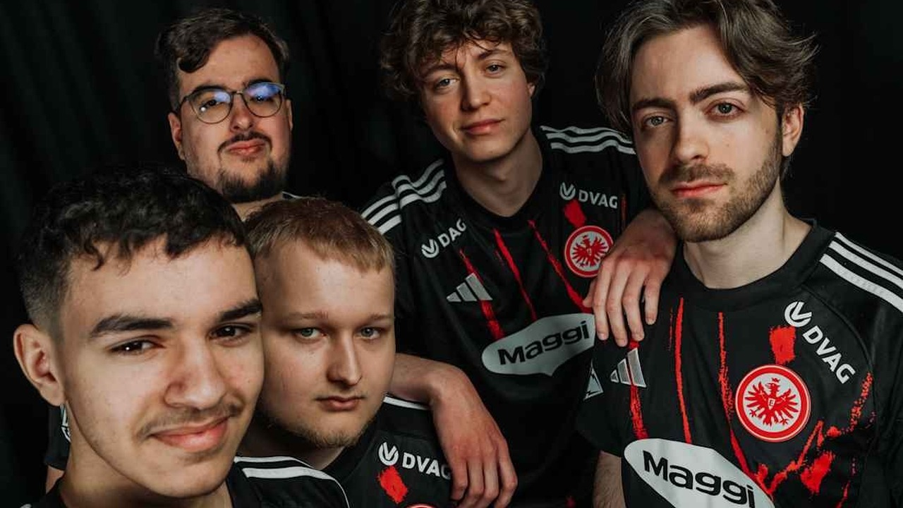 Les joueurs d'Eintracht Frankfurt VALORANT posent ensemble