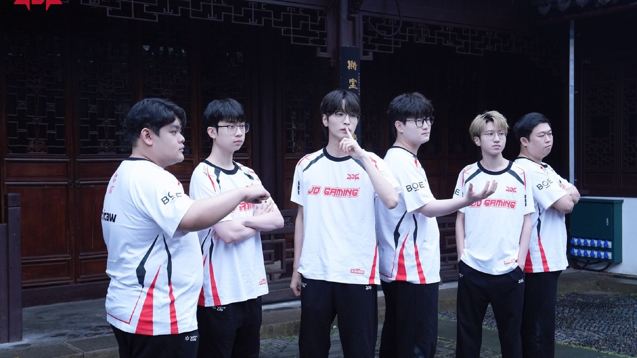 Les joueurs Valorant de JDG Esports posent ensemble en maillots blancs d’équipe