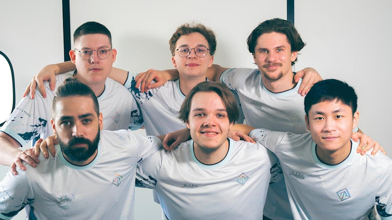 Les joueurs de Joblife Valorant posent ensemble en tenue d'équipe