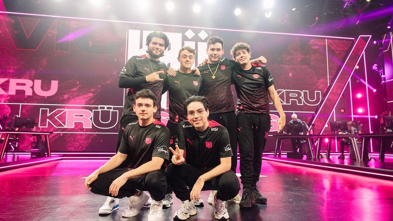 Des joueurs de KRU Esports Valorant posent ensemble