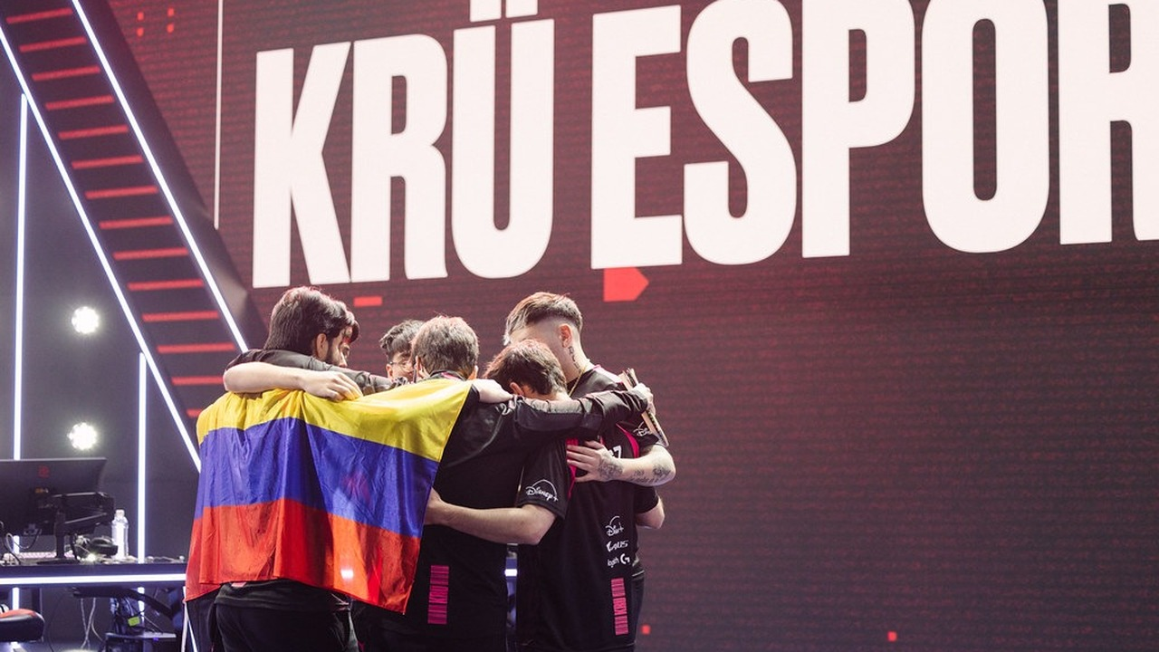 KRÜ Esports Valorant players gather on stage